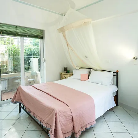 Irene, Lindos 10 Minutes, 4 Minutes *