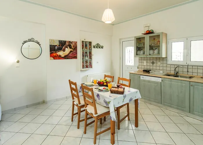 Irene, Lindos 10 Minutes, 4 Minutes Apartman