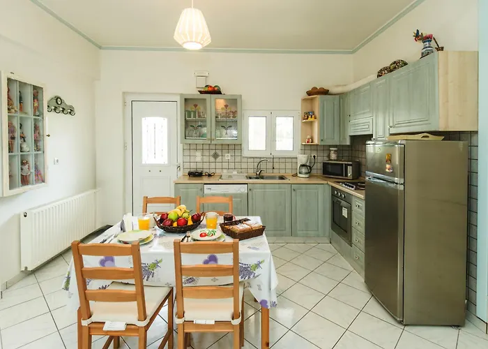 Irene, Lindos 10 Minutes, 4 Minutes Apartman *